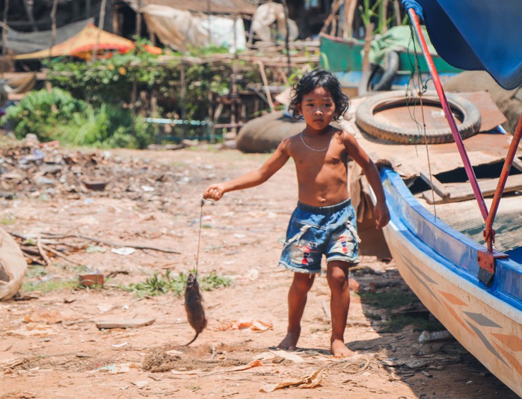 Kampong-Pluck-cambogia-bambino-con-topolino