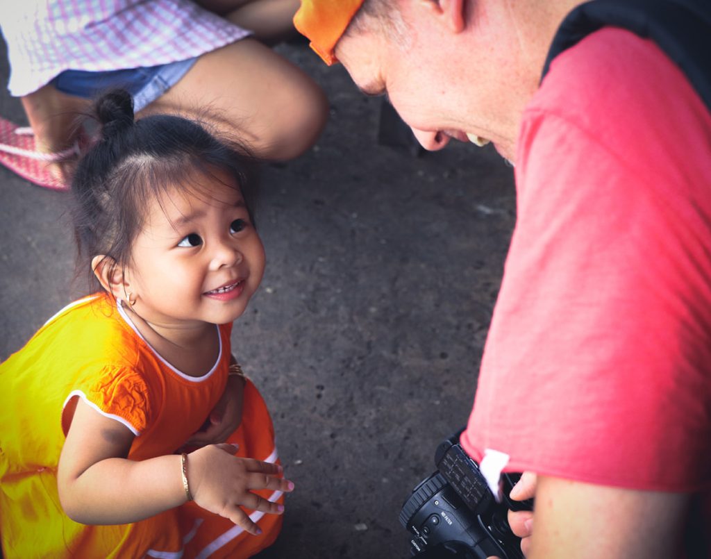 i-sorrisi-della-cambogia-bambina-mercato