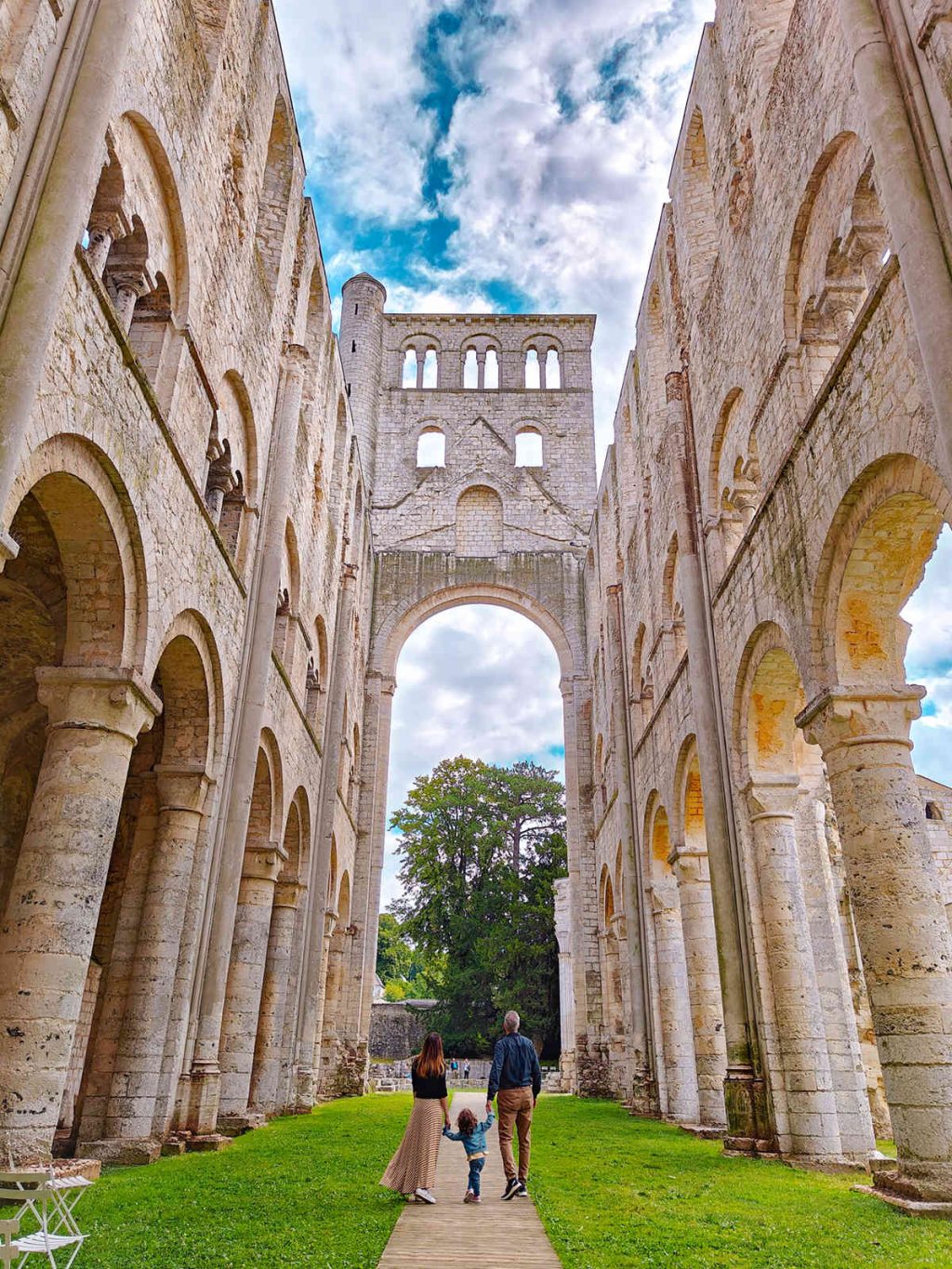abbaye de Jumieges on the road in normandia con meraviglie del mondo travel blog