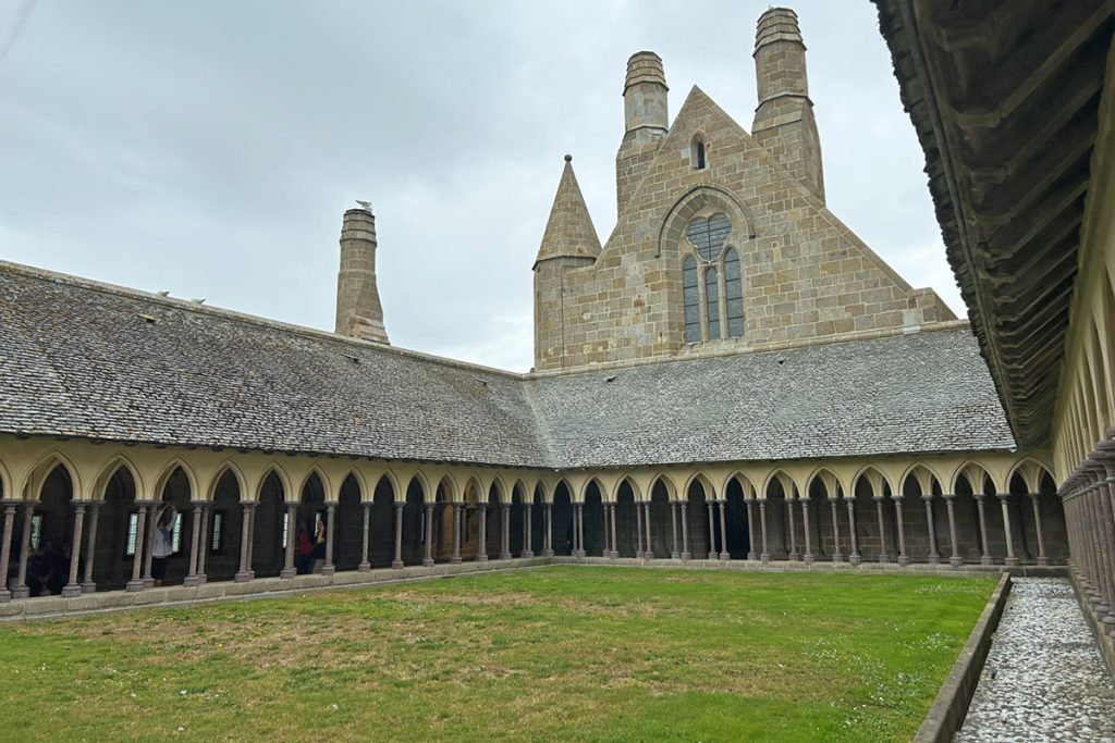 chiostro abbazia di mont saint michel