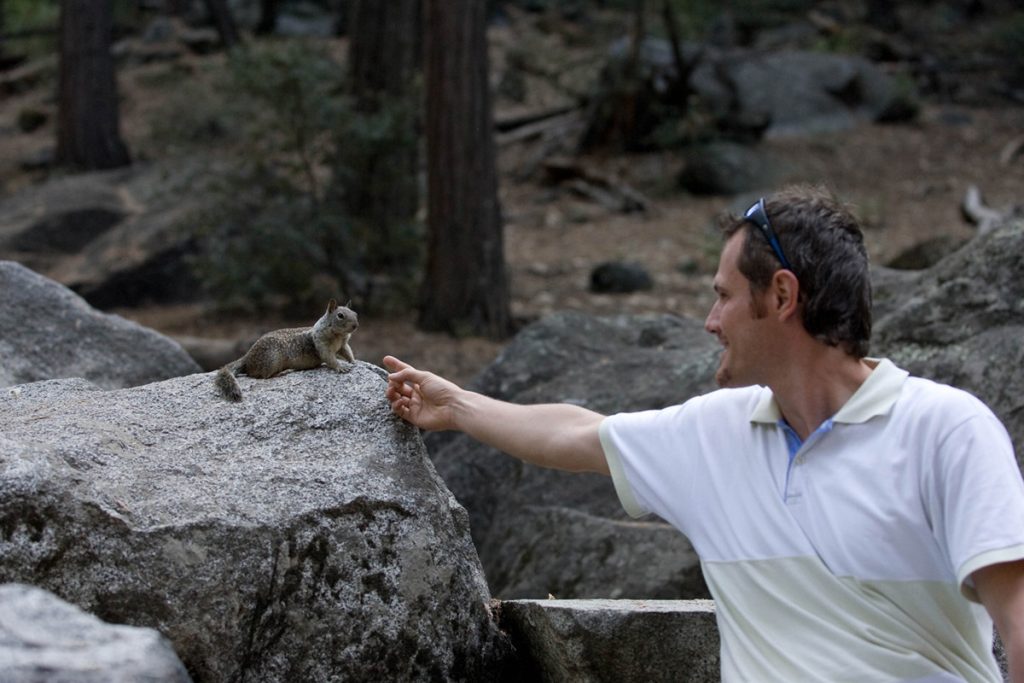 enrico con scoiattolo sequoia national park