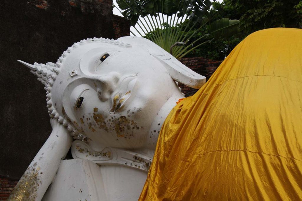 statua-vestita-thailandia-del-nord